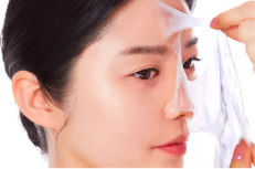 จากแผ่นมาส์กหน้าแบบลอกออก Skin Glow ขนาด 20 กรัม