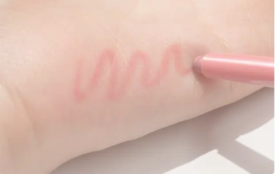 ดินสอเขียนขอบปาก Twinkle Pop Over สีเบจอมเทา จาก CLIO