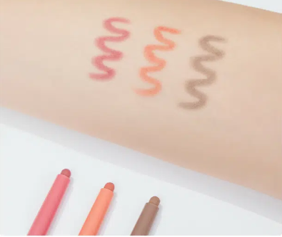 ดินสอเขียนขอบปาก Twinkle Pop Over สีเบจอมเทา จาก CLIO