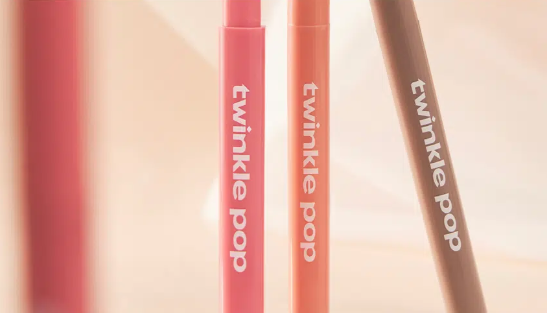 ดินสอเขียนขอบปาก Twinkle Pop Over สีเบจอมเทา จาก CLIO