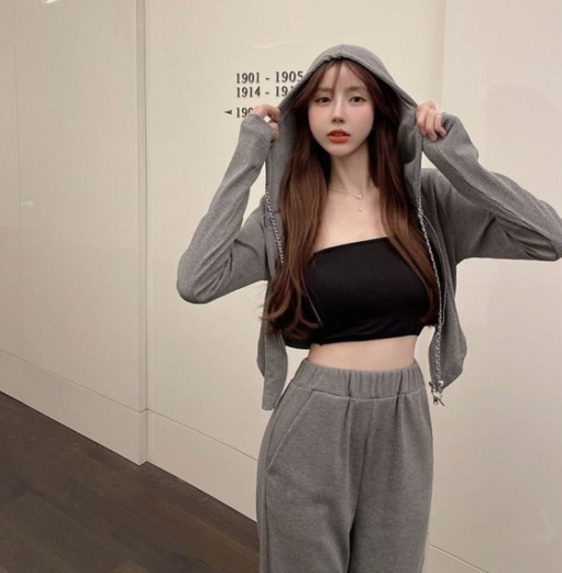ชุดเสื้อและกางเกงออกกำลังกายทรงเข้ารูปสำหรับผู้หญิงจาก Fianist