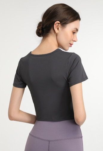 เสื้อยืดแขนสั้นทรงครอปแบบจับจีบสำหรับผู้หญิงจาก Fianist
