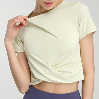เสื้อยืดแขนสั้นทรงครอปแบบจับจีบสำหรับผู้หญิงจาก Fianist