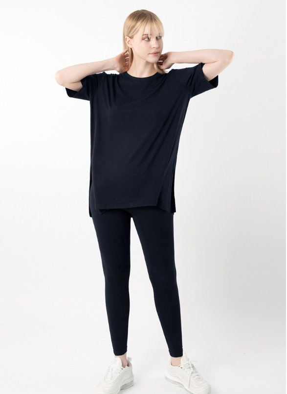เสื้อยืดแขนสั้นผ่าข้างทรงโอเวอร์ไซส์สำหรับผู้หญิง Armedes รุ่น AR-239 ทำจากผ้าพีชทัช