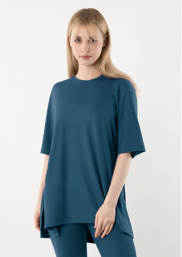 เสื้อยืดแขนสั้นผ่าข้างทรงโอเวอร์ไซส์สำหรับผู้หญิง Armedes รุ่น AR-239 ทำจากผ้าพีชทัช
