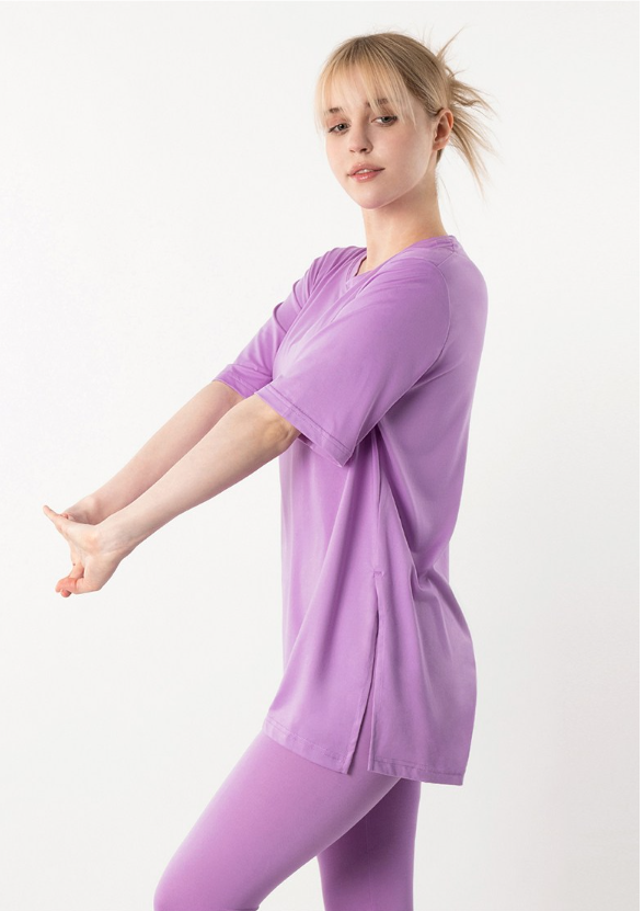 เสื้อยืดแขนสั้นผ่าข้างทรงโอเวอร์ไซส์สำหรับผู้หญิง Armedes รุ่น AR-239 ทำจากผ้าพีชทัช