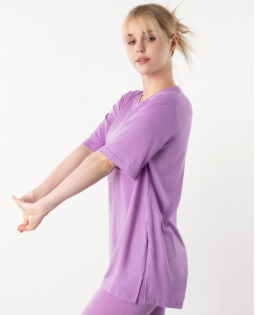 เสื้อยืดแขนสั้นผ่าข้างทรงโอเวอร์ไซส์สำหรับผู้หญิง Armedes รุ่น AR-239 ทำจากผ้าพีชทัช