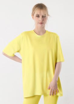 เสื้อยืดแขนสั้นผ่าข้างทรงโอเวอร์ไซส์สำหรับผู้หญิง Armedes รุ่น AR-239 ทำจากผ้าพีชทัช