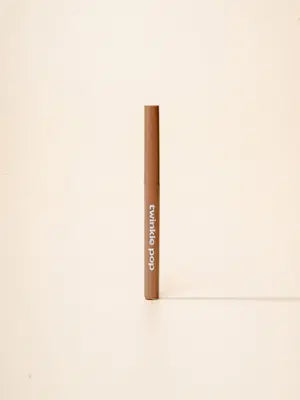ดินสอเขียนขอบปาก Twinkle Pop Over สีเบจอมเทา จาก CLIO